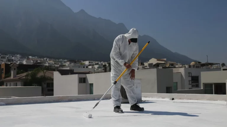 Persona impermeabilizando con Impermeabilizantes Protexa